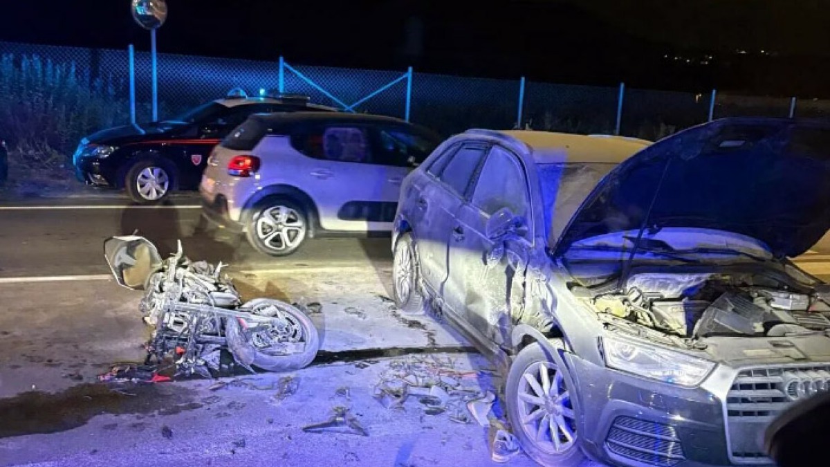 Auto si scontra con la moto e prende fuoco: tre feriti, uno è grave - 