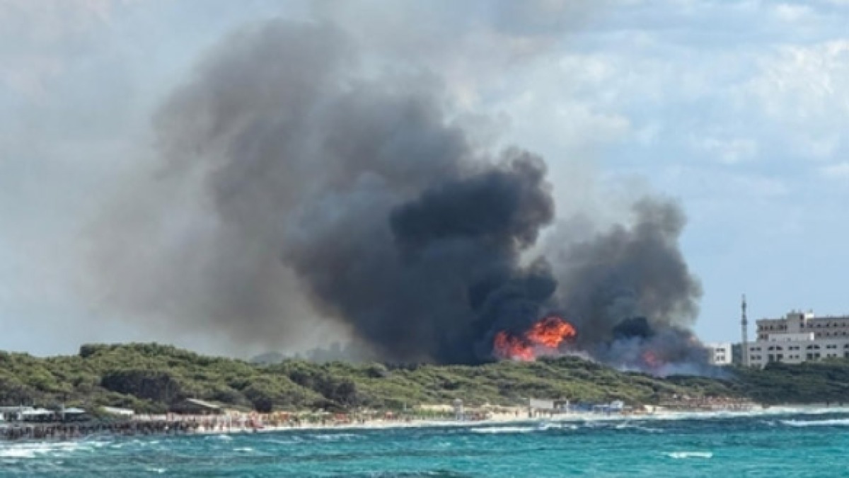 Grosso incendio nella perla del Sud, bagnanti e residenti in fuga - 