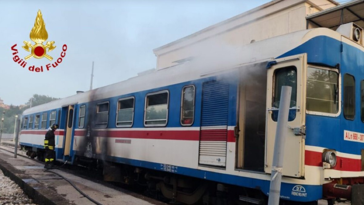 Treno in fiamme, i pompieri mettono in salvo i passeggeri - 
