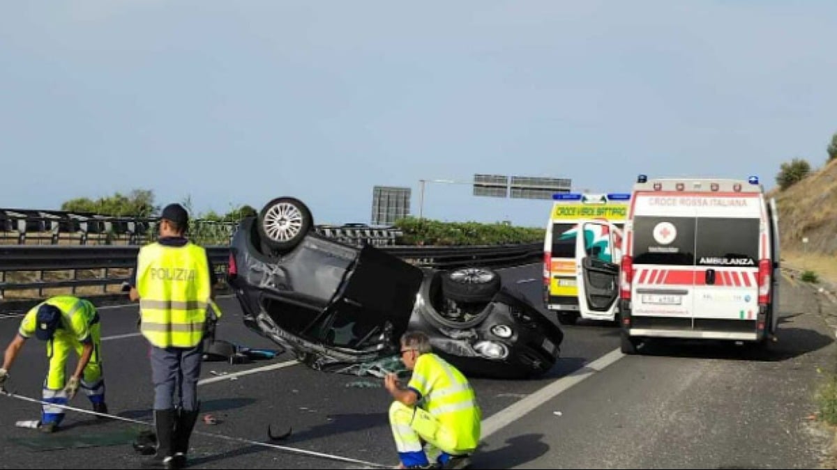 Auto con quattro persone si ribalta sulla Salerno-Reggio - 