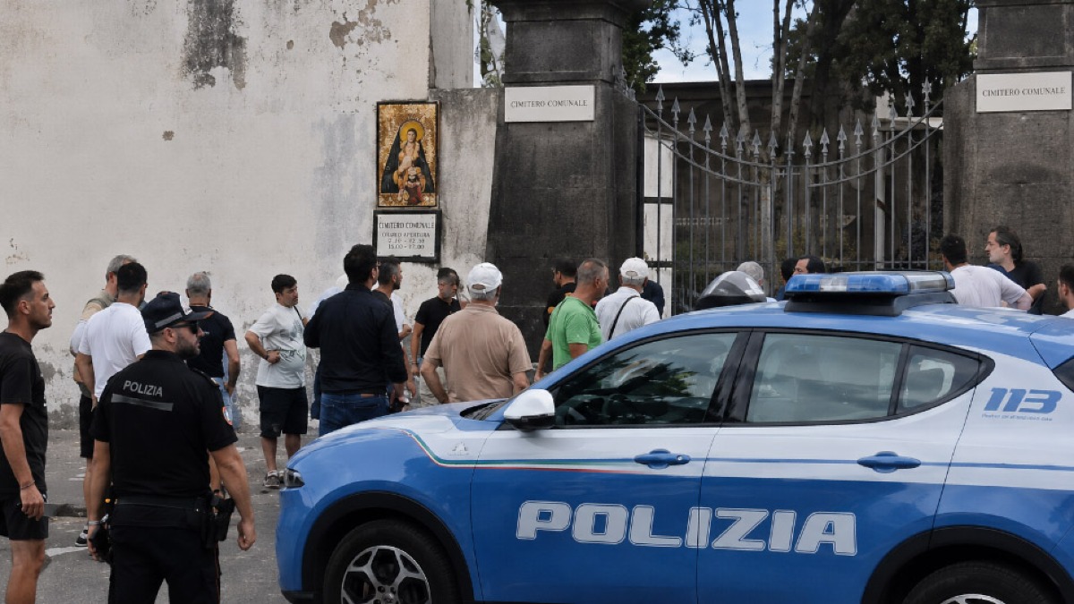 Spara all'ex moglie nel cimitero di Torre, poi si barrica all'interno - 