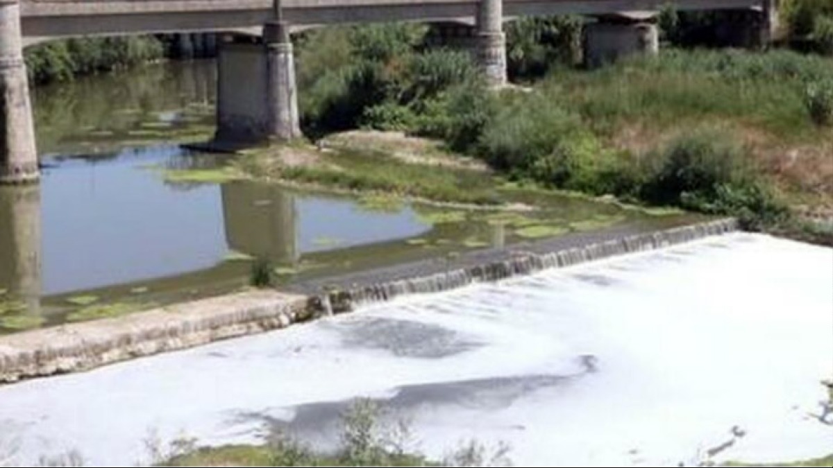 Schiuma nel fiume, partono analisi e sequestri - 