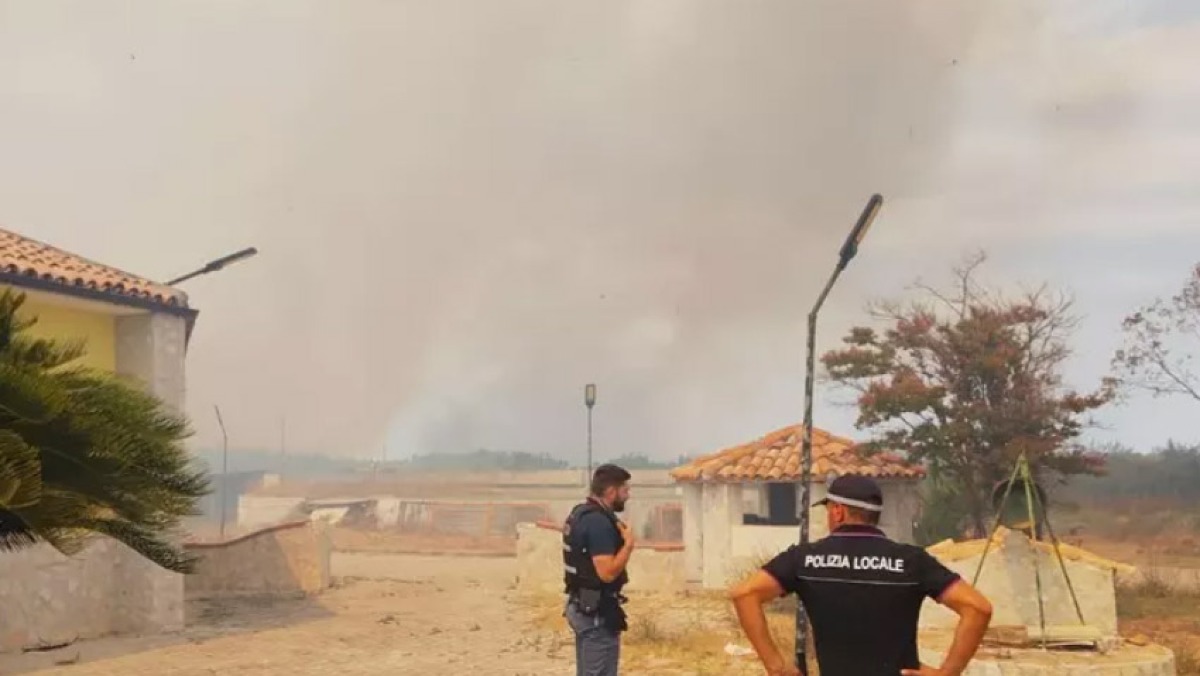 Fiamme su due regioni, cittadini evacuati via mare - 