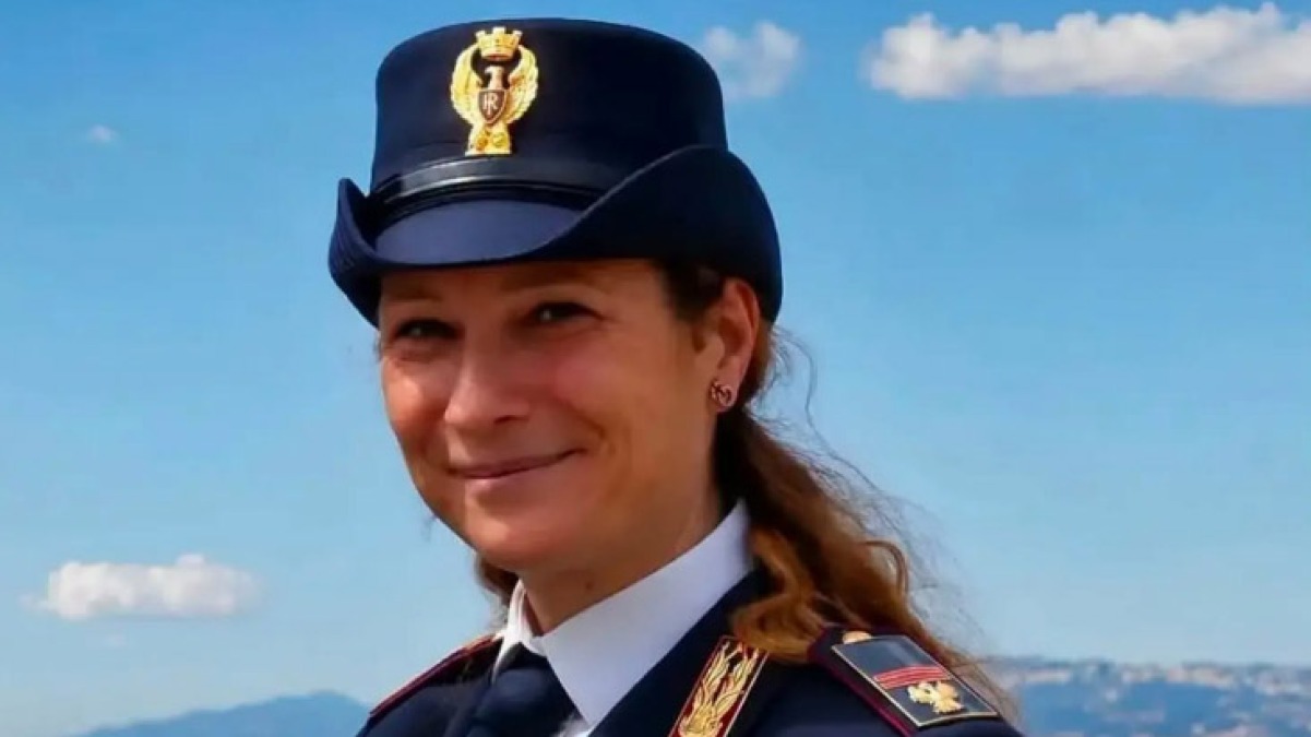Poliziotta napoletana salva due bagnanti in mare - 