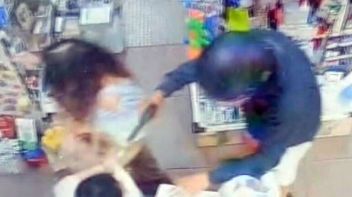 Pistola alla testa, rapina da brividi al supermarket