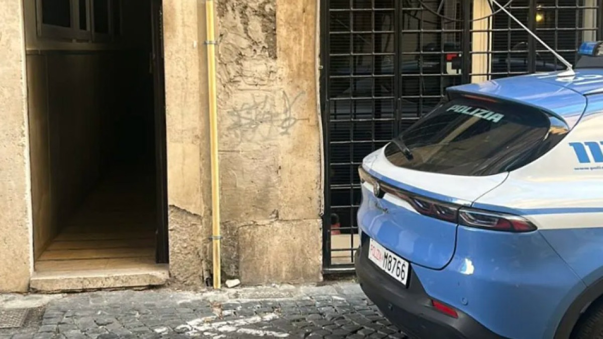 Zoppica, ma usa la stampella per colpire una commessa e rubare merce - 