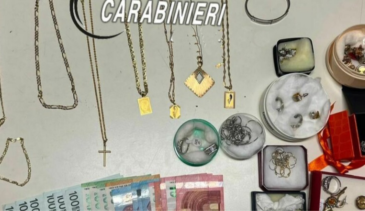 Ragazza porta via l'oro agli anziani, refurtiva recuperata - 