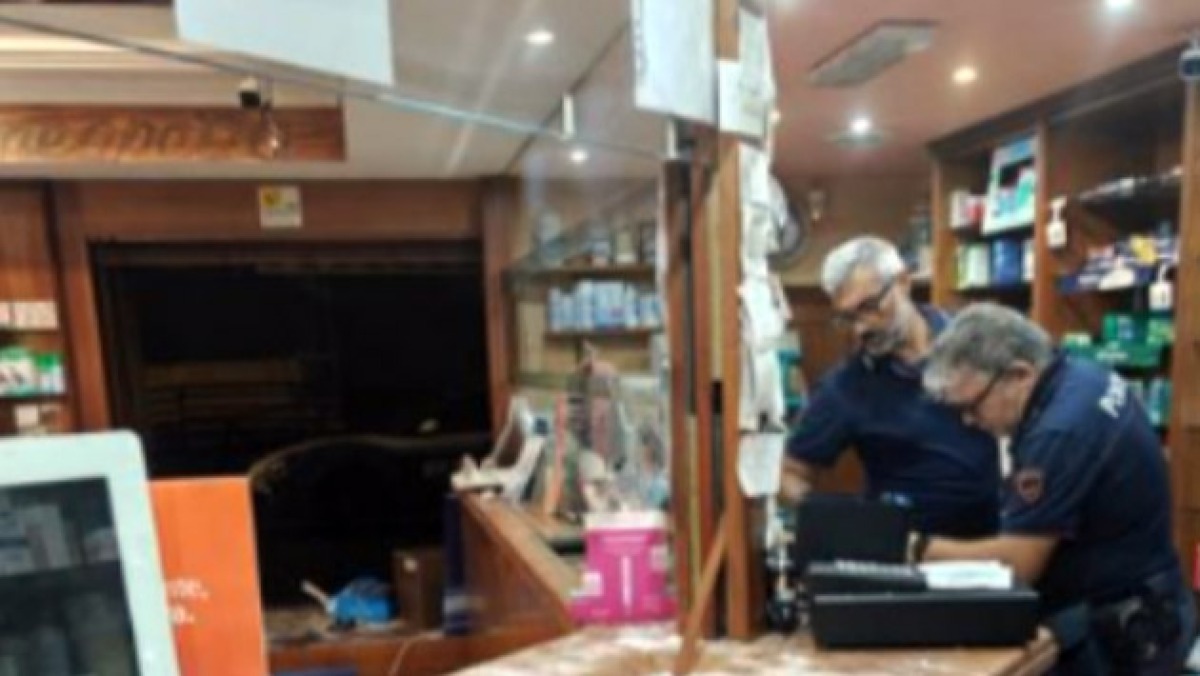 Spaccata e furto ad effetto in farmacia - 
