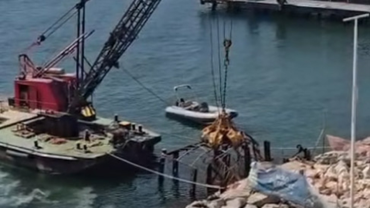 Abbattuti i resti del pontile sul Lungomare - 