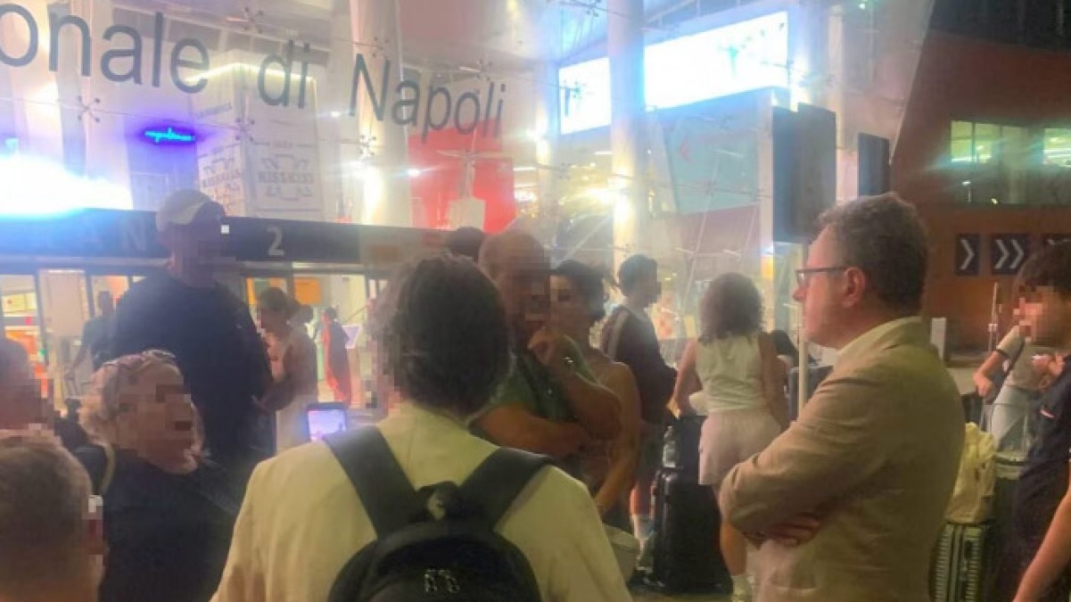 L'aereo non parte più, in centinaia davanti a Capodichino - 