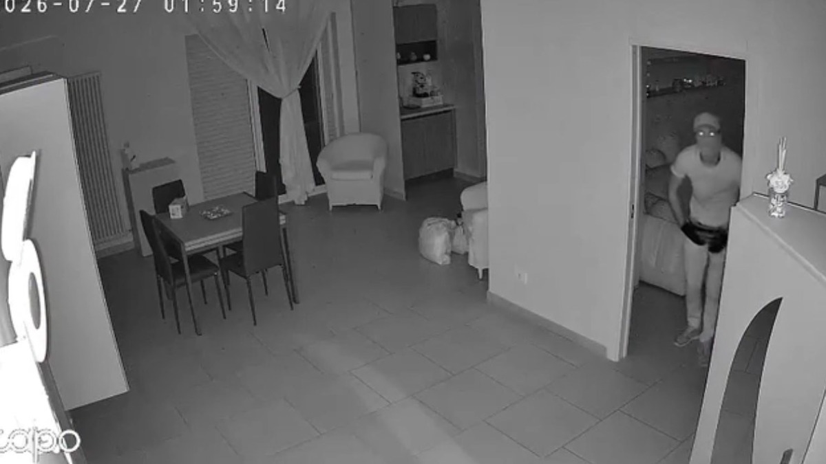 Ladro entra in casa di notte, ma fugge quando si accorge della presenza della proprietaria - 