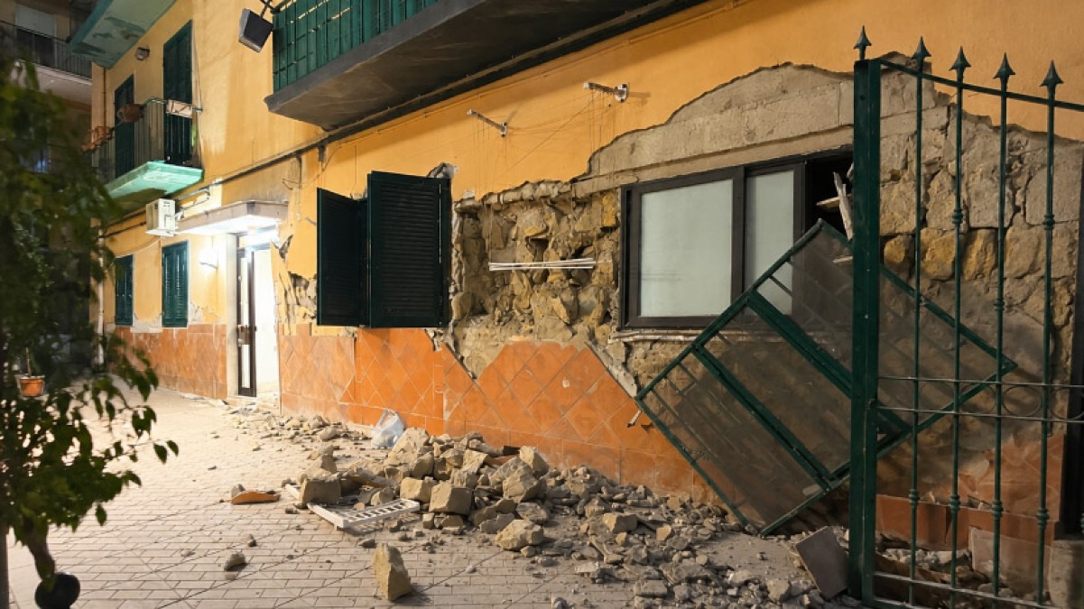 Terremoto: crolli, treni fermi e blackout. Uomo si lancia dal balcone per fuggire - 