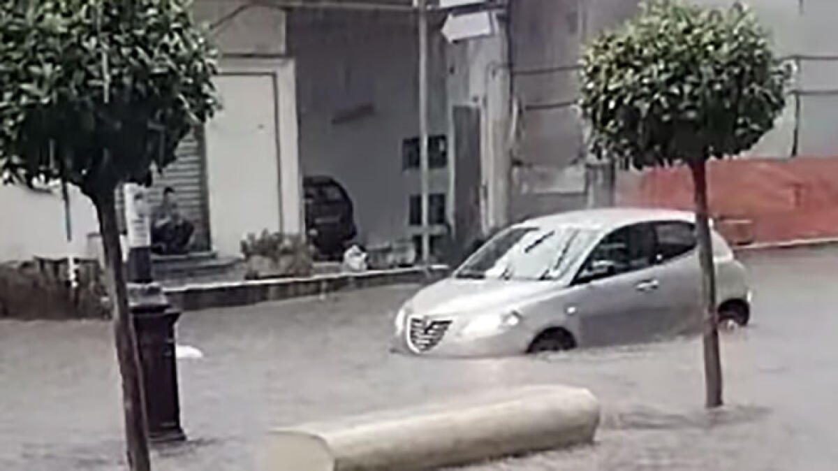 Bomba d'acqua su Napoli e provincia: crolli, allagamenti e stato di emergenza
