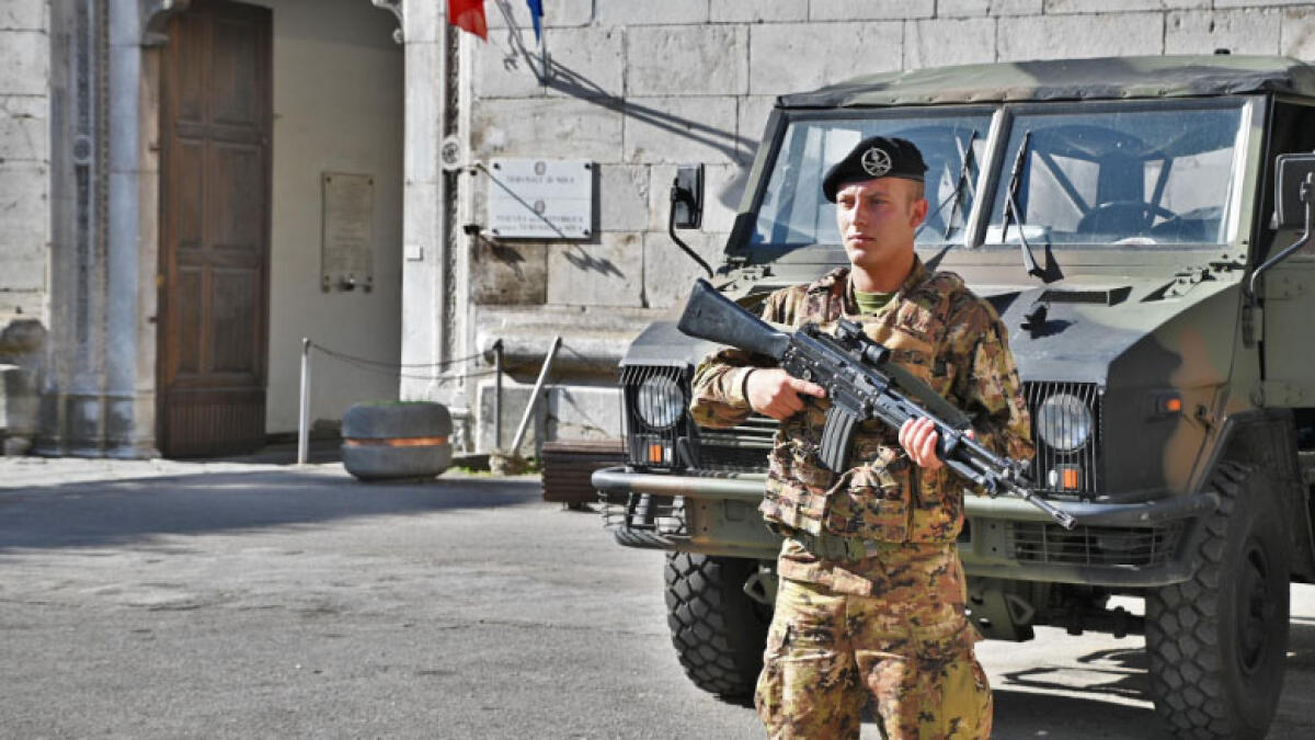 Turista aggredita nel cuore della città, l'Esercito la salva - 