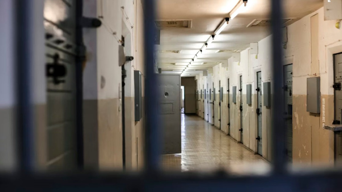 Rivolta in carcere, detenuti attaccano gli agenti con le forbici - 