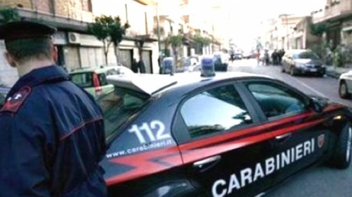Sperona i carabinieri, poi abbandona il veicolo e muore - 