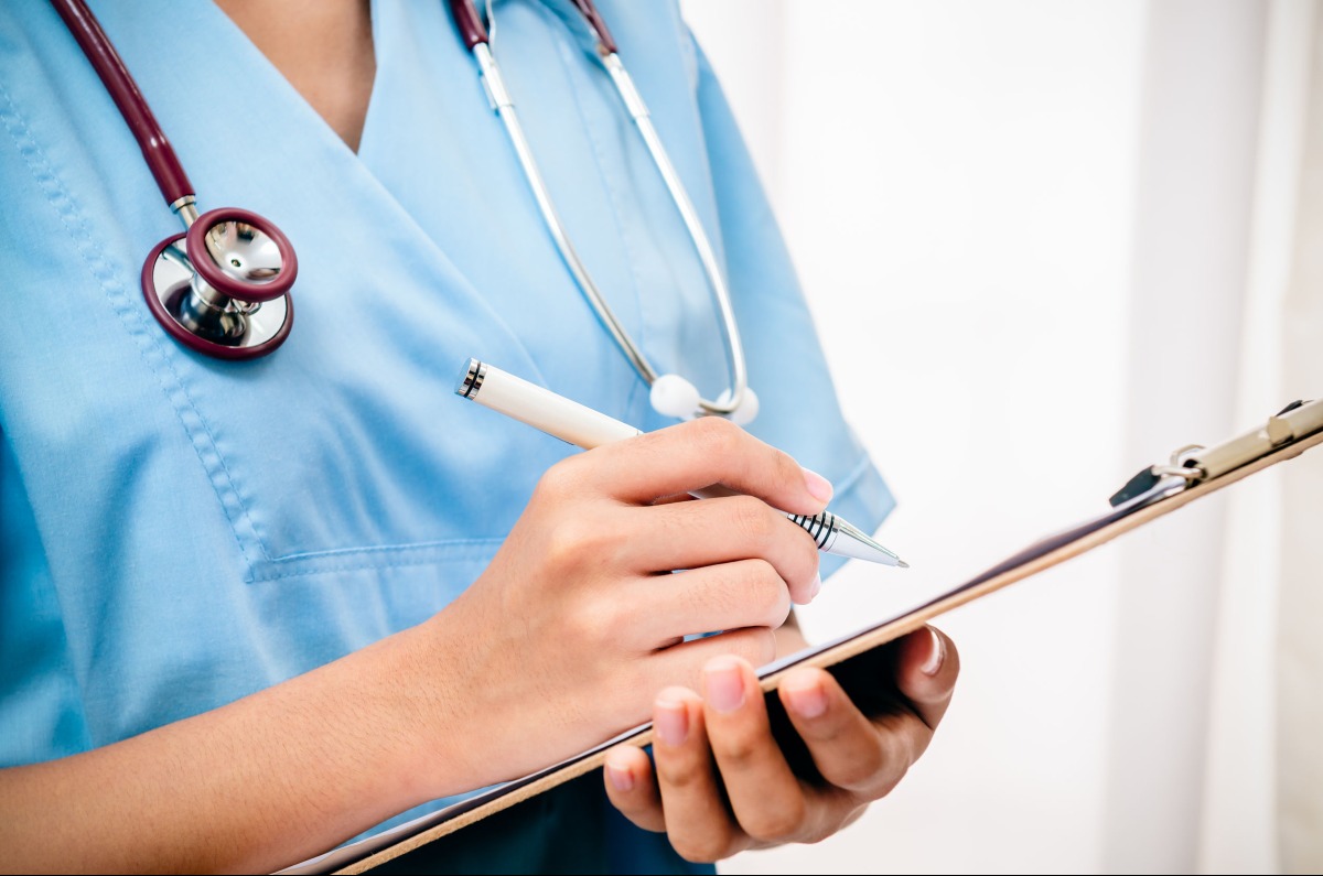 In ospedale con la moglie incinta di 9 mesi picchia il medico - 