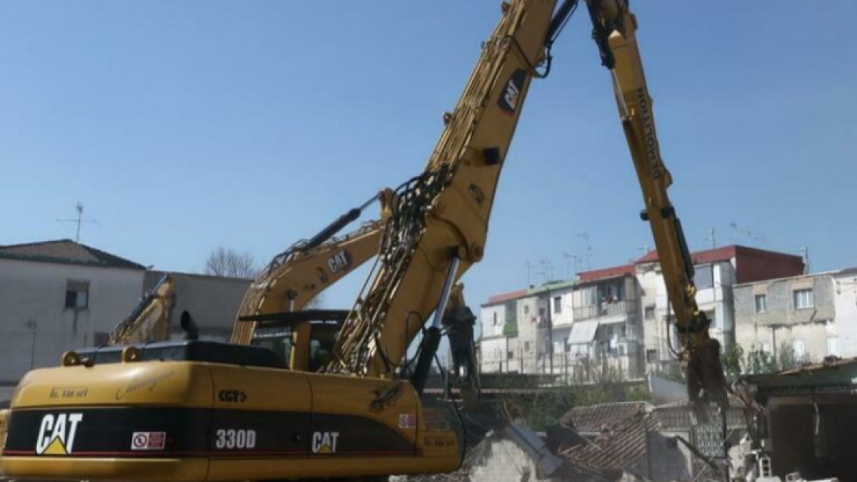Decreto per demolire la casa, sale sul tetto e minaccia di buttarsi - 