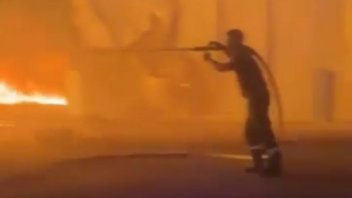 Fiamme in casa, proprietario ustionato - 