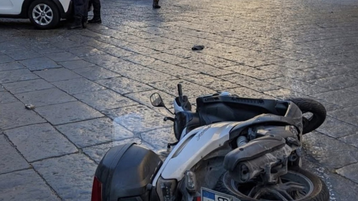 Fugge in scooter, 17enne si schianta contro un muro - 