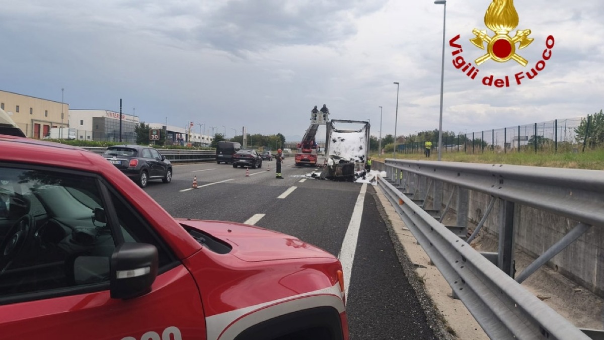 Investito dal tir, auto si scontrano per evitare il corpo - 