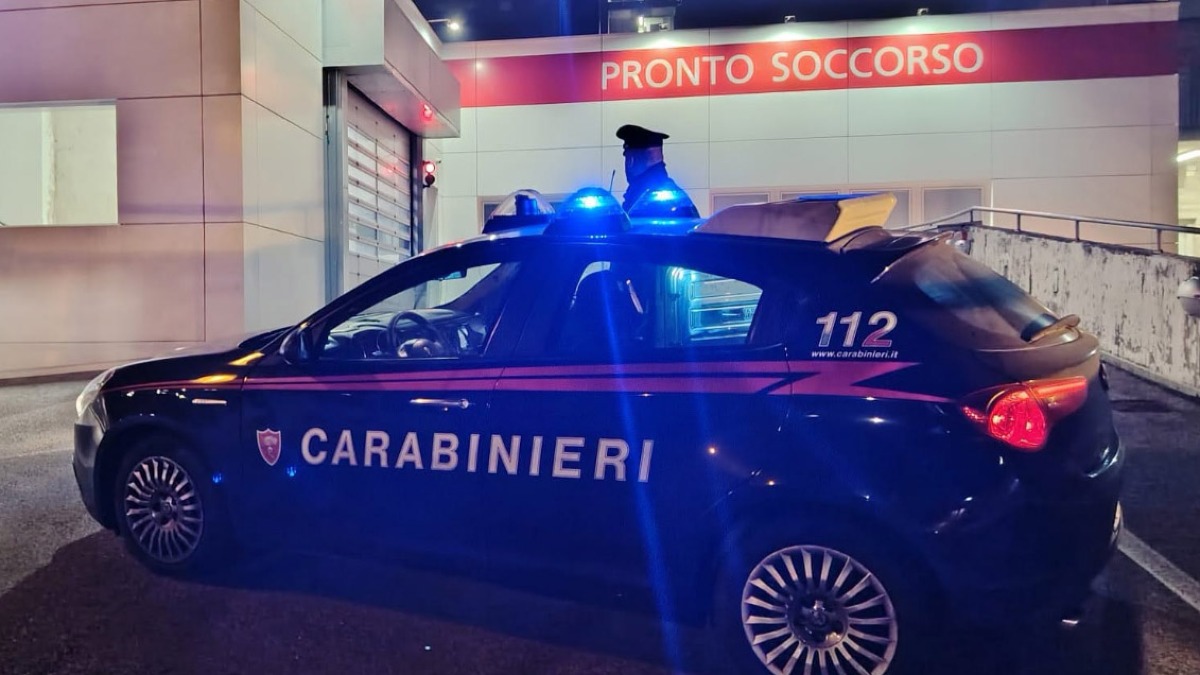 Accoltellato nella notte al torace ed alla mano - 