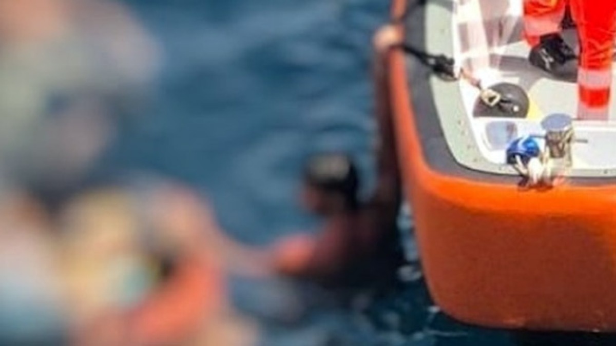 Si tuffa dagli scogli in Costiera e batte la testa - 