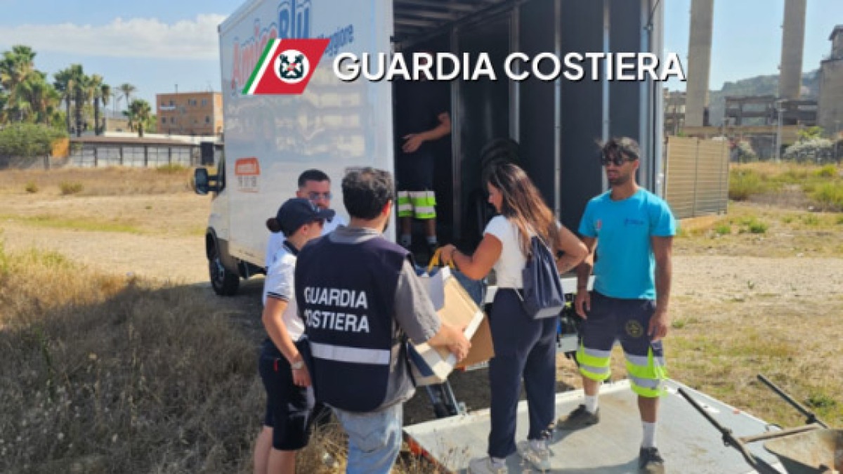 Portati via ombrelloni e lettini lasciati di notte sulle spiagge libere - 