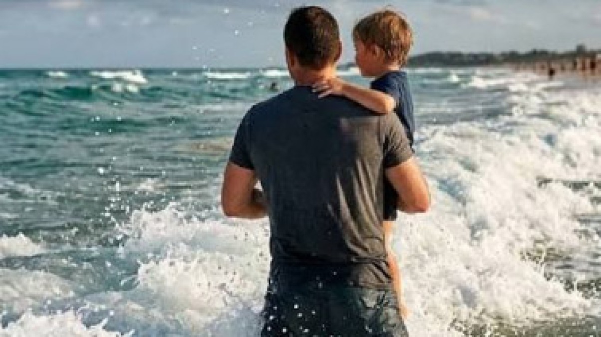 Militari fuori servizio salvano famiglia trascinata dalle onde - 