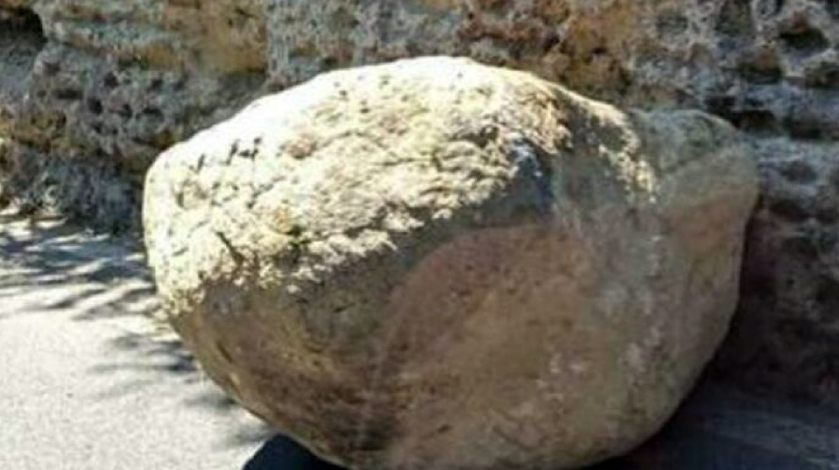 Si stacca grosso masso ai Campi Flegrei, colpita auto con marito e moglie - 
