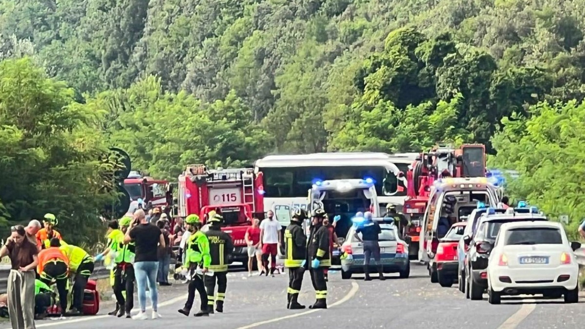 Incidente tra bus, camper e auto: 5 morti e 27 feriti - 