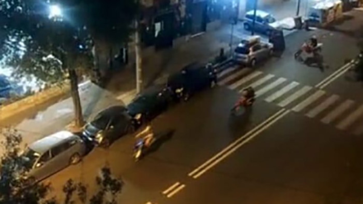 Nella notte la strada diventa una pista per moto - 