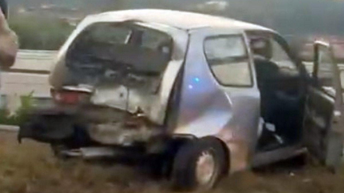 Auto finisce contro un camper - 