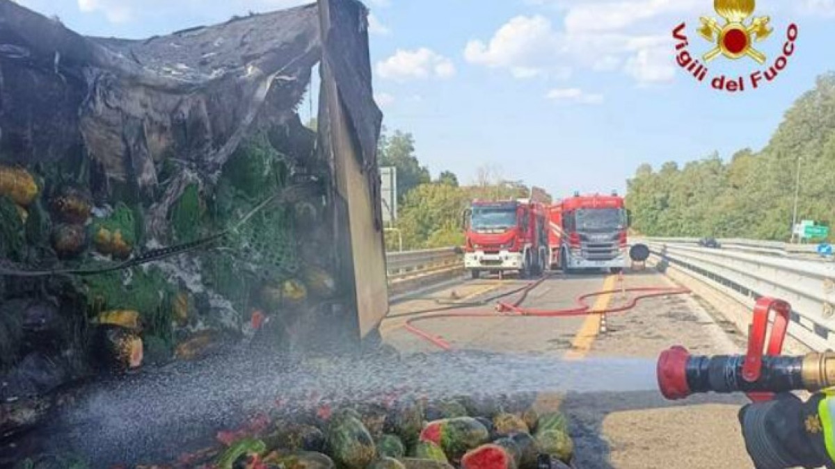In fiamme tir con il carico di cocomeri - 