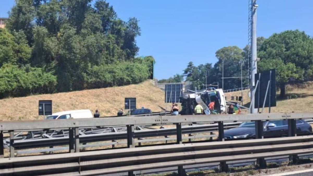 Tir si ribalta sul Raccordo dell'A30 - 