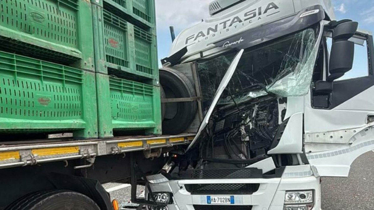 Tir perde il carico sull'A16, colpite diverse auto - 