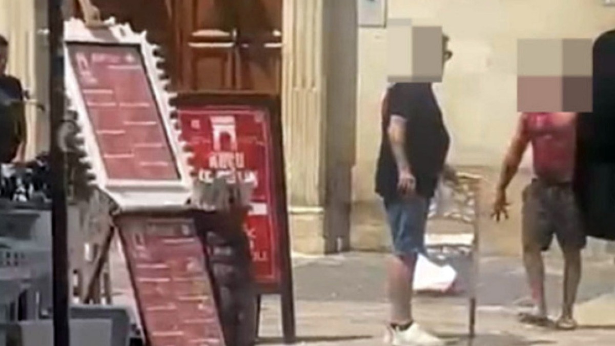 Delirio in strada, persona insanguinata minaccia tutti - 
