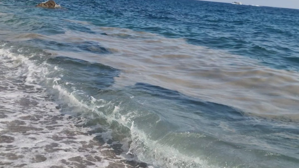 Bagnanti escono "unti" dal mare in Costiera - 