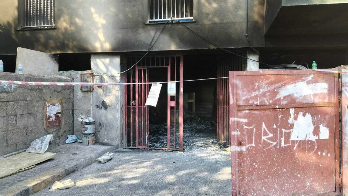 Fiamme nel Vesuviano, 32 famiglie accolte in un hotel a Boscotrecase - 