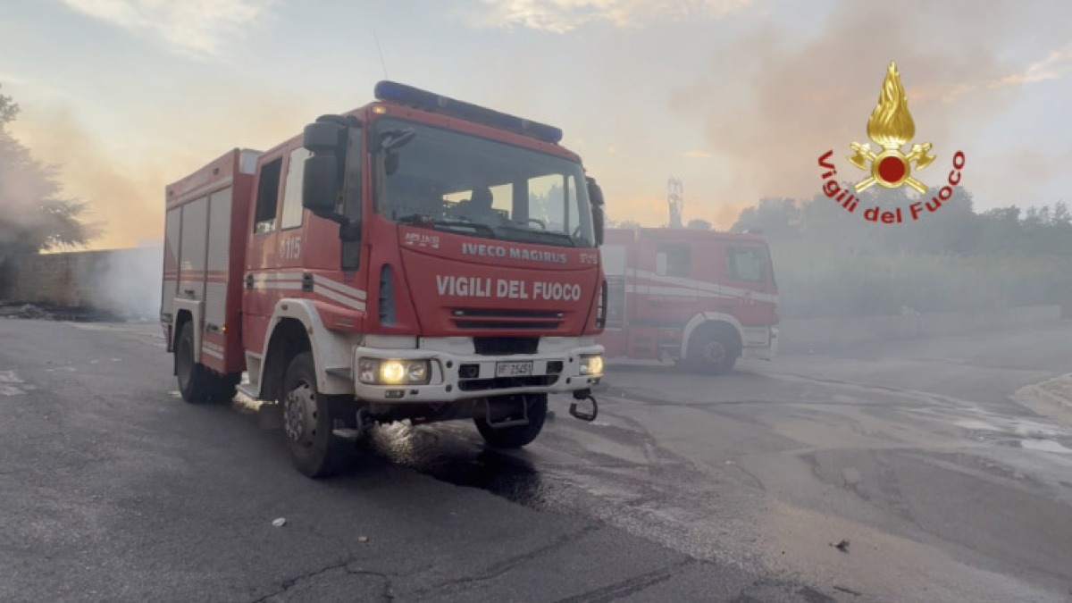 Vanno a fuoco i rifiuti nocivi accatastati - 