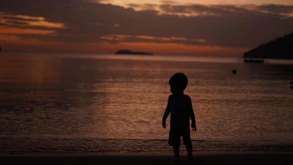 Bimbo di 5 anni cammina in spiaggia e fa tre chilometri da solo - 