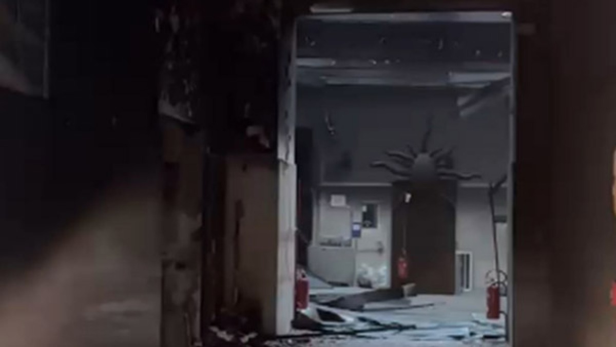 Brucia l'ingresso del Comune di Napoli - 