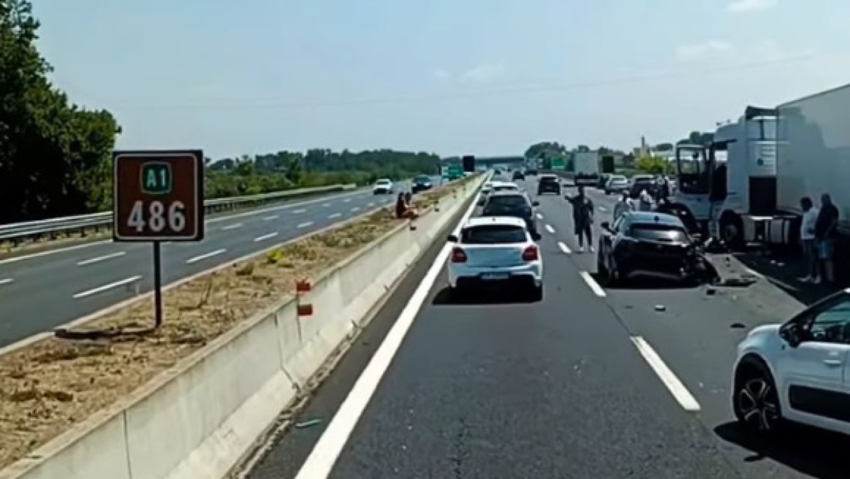 Incidente tra un tir e cinque auto sull'A2 verso Napoli - 