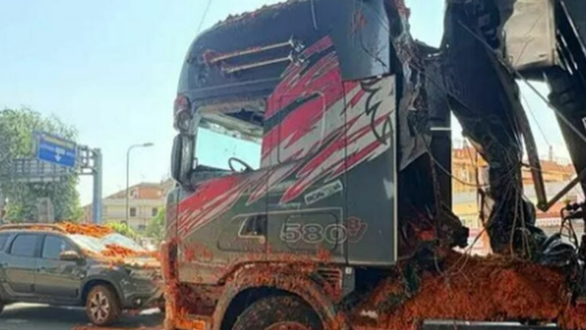Tir contromano sull'A16 a Pomigliano, il carico di pomodori finisce su un'auto - 
