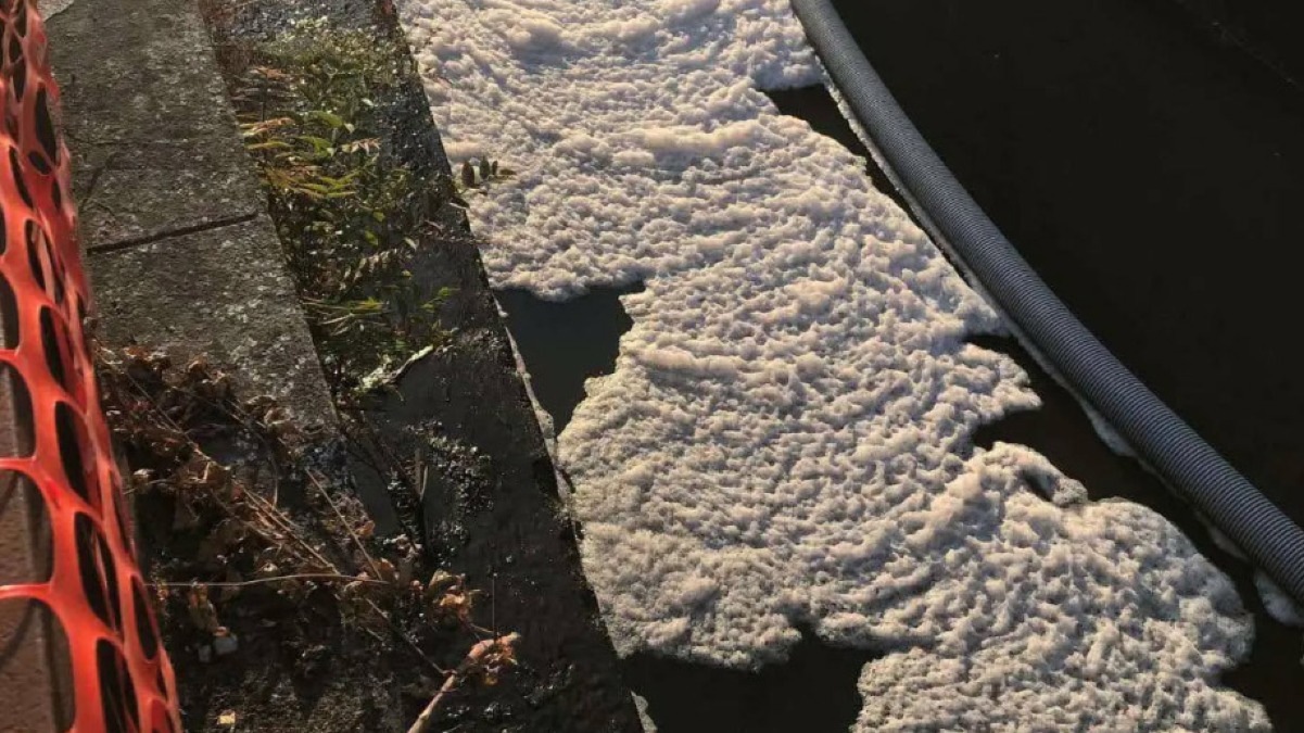 Schiuma in superficie, ecco il Fiume Sarno a Scafati - 