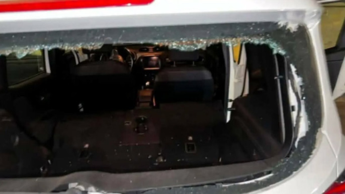 Vetro di una Jeep sfondato nel centro di Nola - 