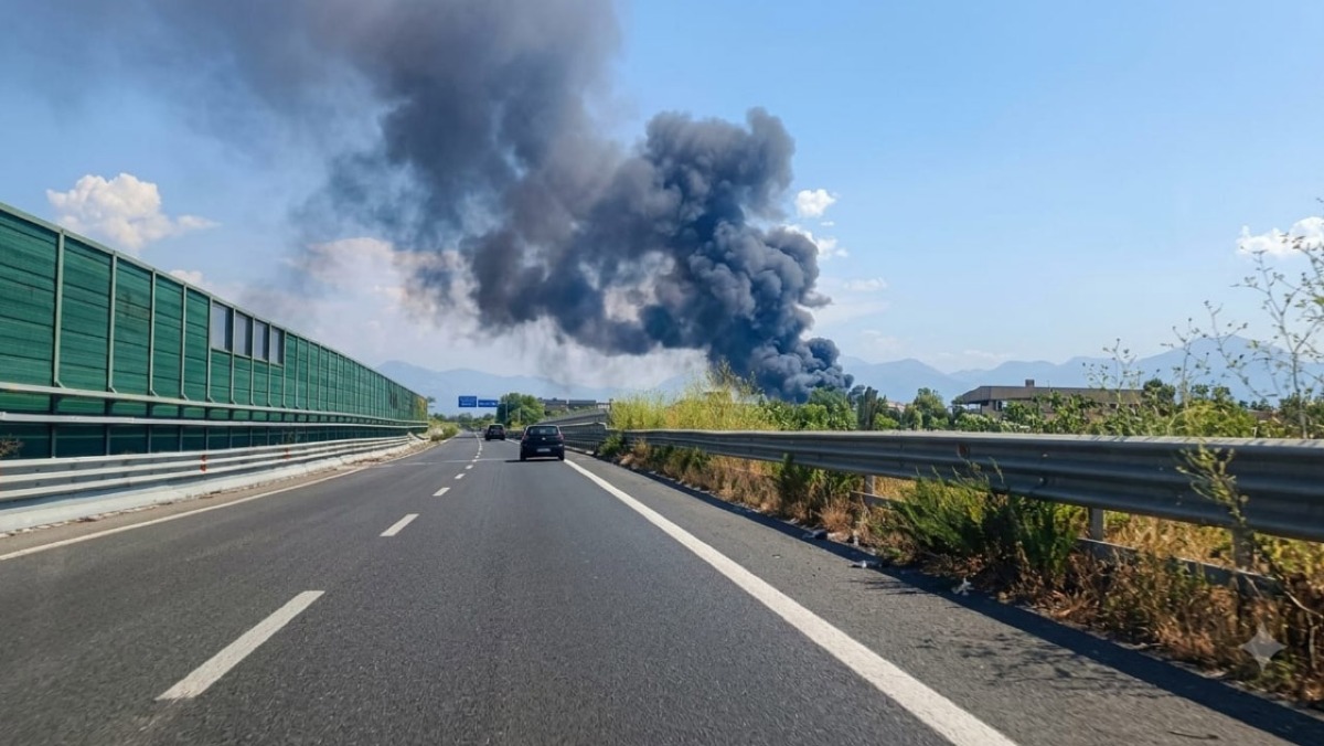 Enorme rogo tossico a San Giuseppe Vesuviano, il fumo nero invade la Statale 268 - 