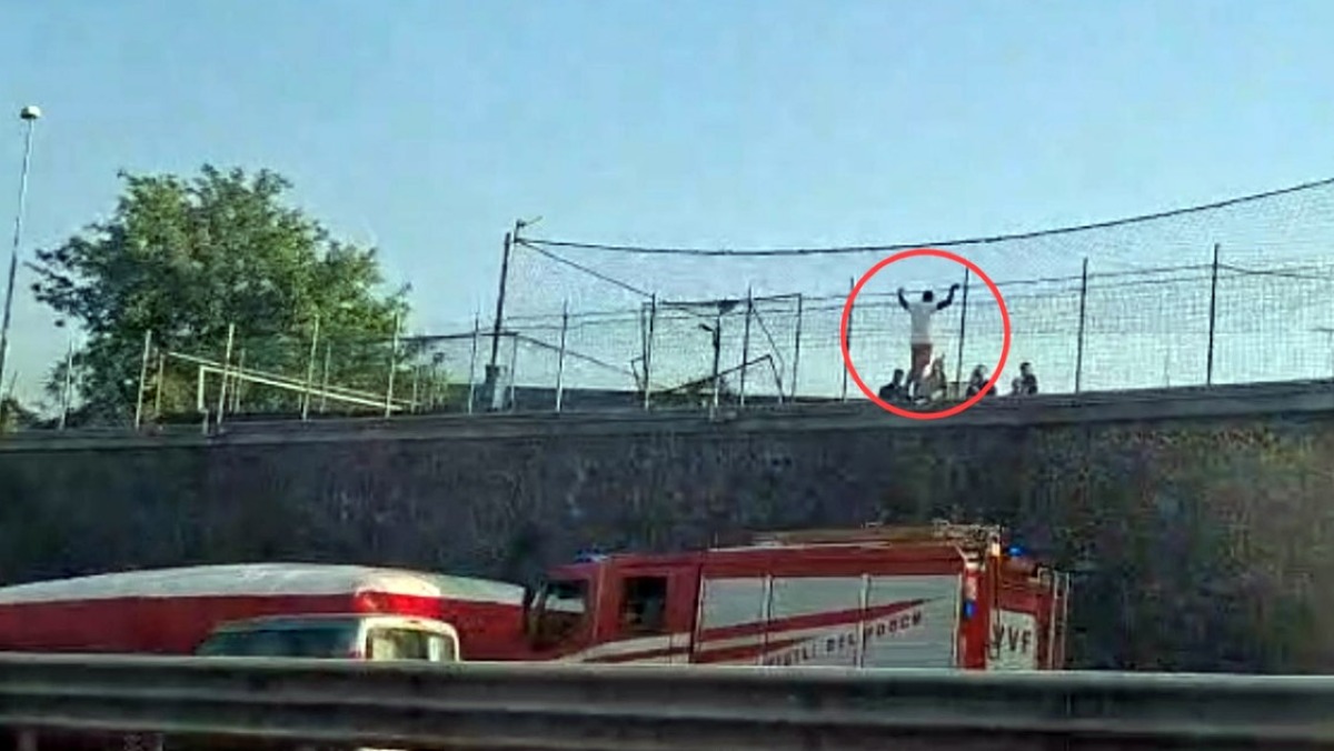 Minaccia di lanciarsi dall'A3 Napoli-Salerno