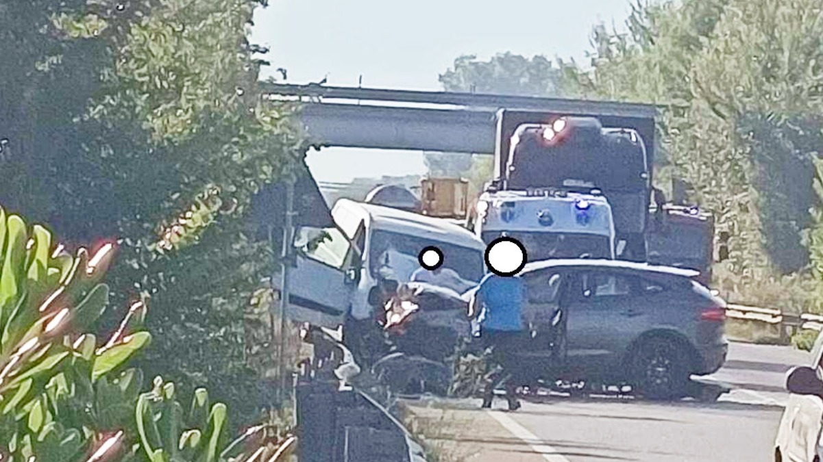 Tremendo frontale sulla Statale, coinvolta una Jaguar - 