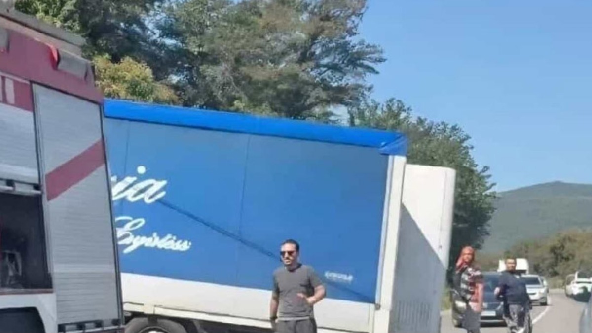 Tir finisce di traverso sul raccordo dell'A16 - 